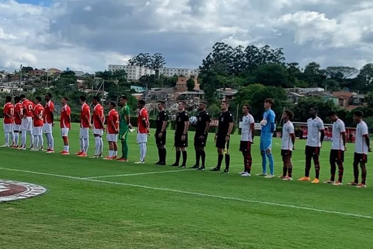 Equipes de Internacional e Flamengo perfilam para o início do jogo