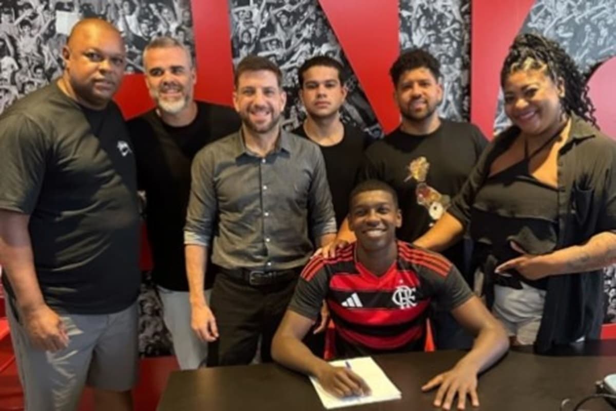 Daniel Thuram posa para foto ao assinar vínculo profissional com o Flamengo