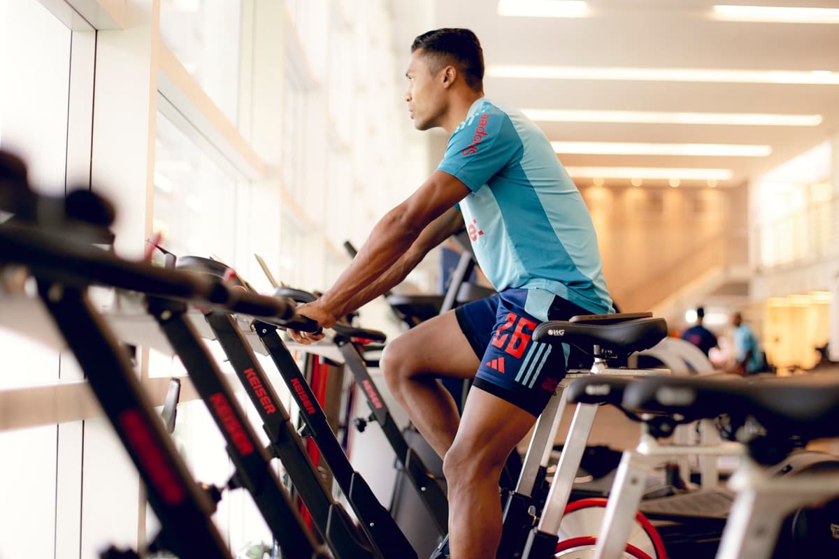 Alex Sandro treina na academia do Ninho