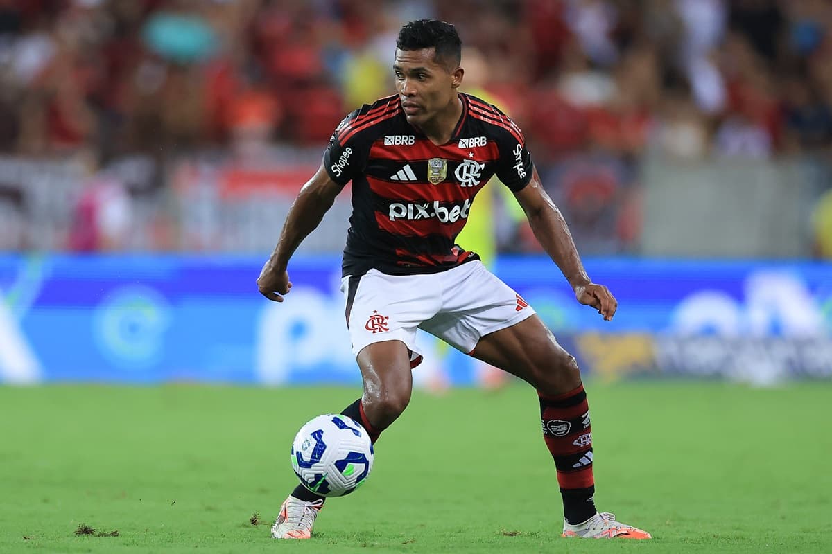 Alex Sandro tenta jogada em partida no Maracanã