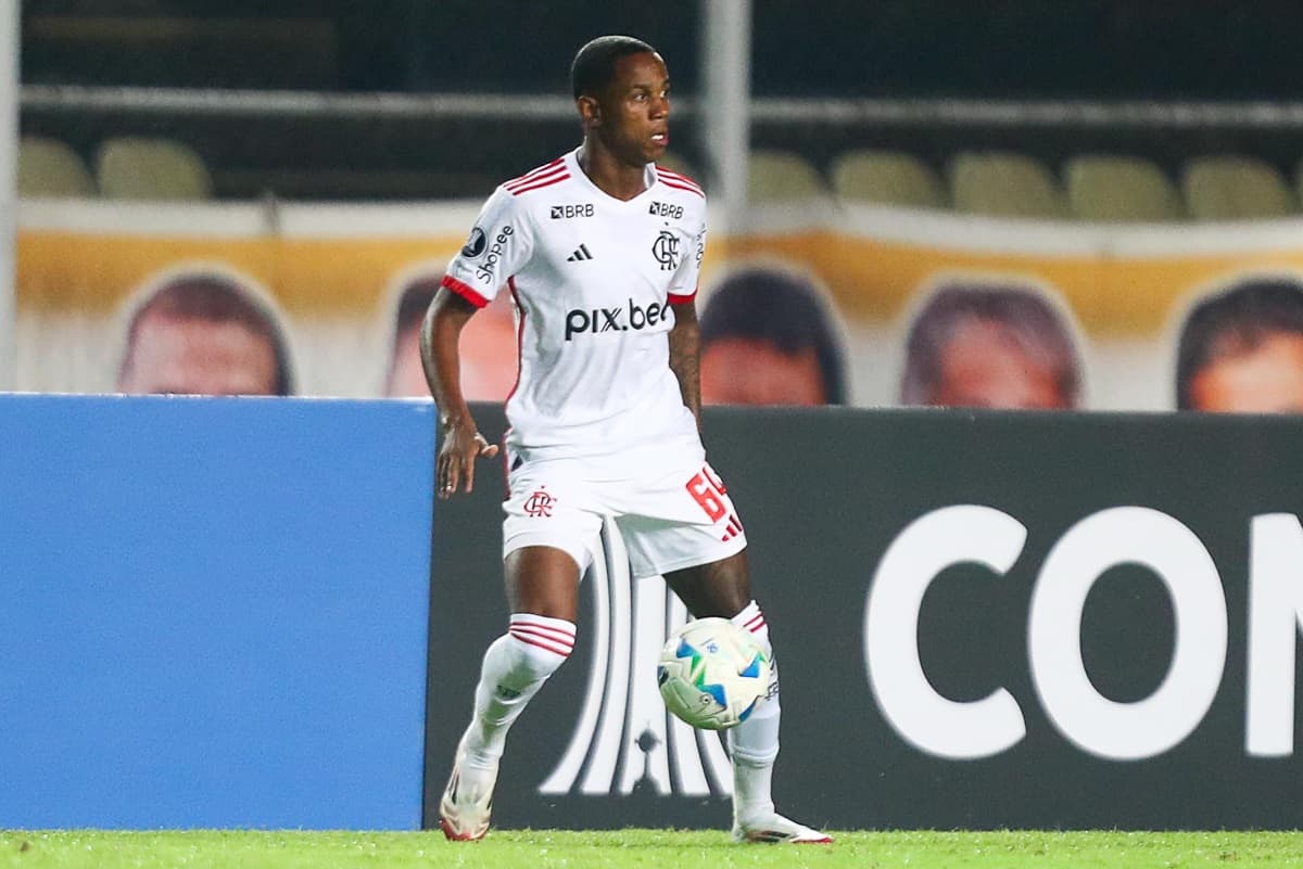 Wallace Yan tenta jogada em jogo do Flamengo contra o Táchira