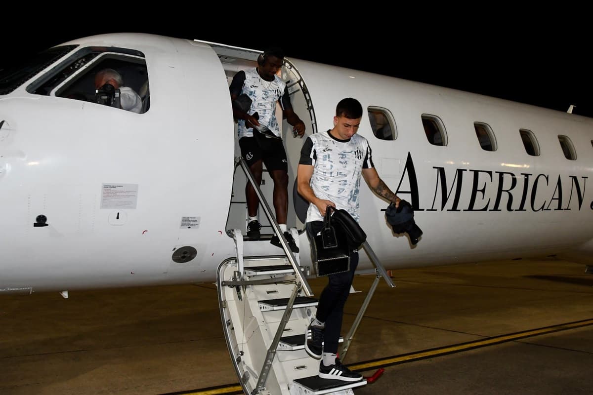 Elenco do Córdoba desembarca de avião no Rio de Janeiro