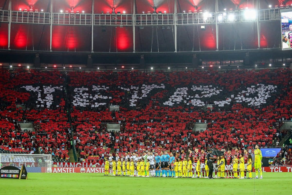 Times perfilam para o jogo com mosaico da torcida no fundo da imagem