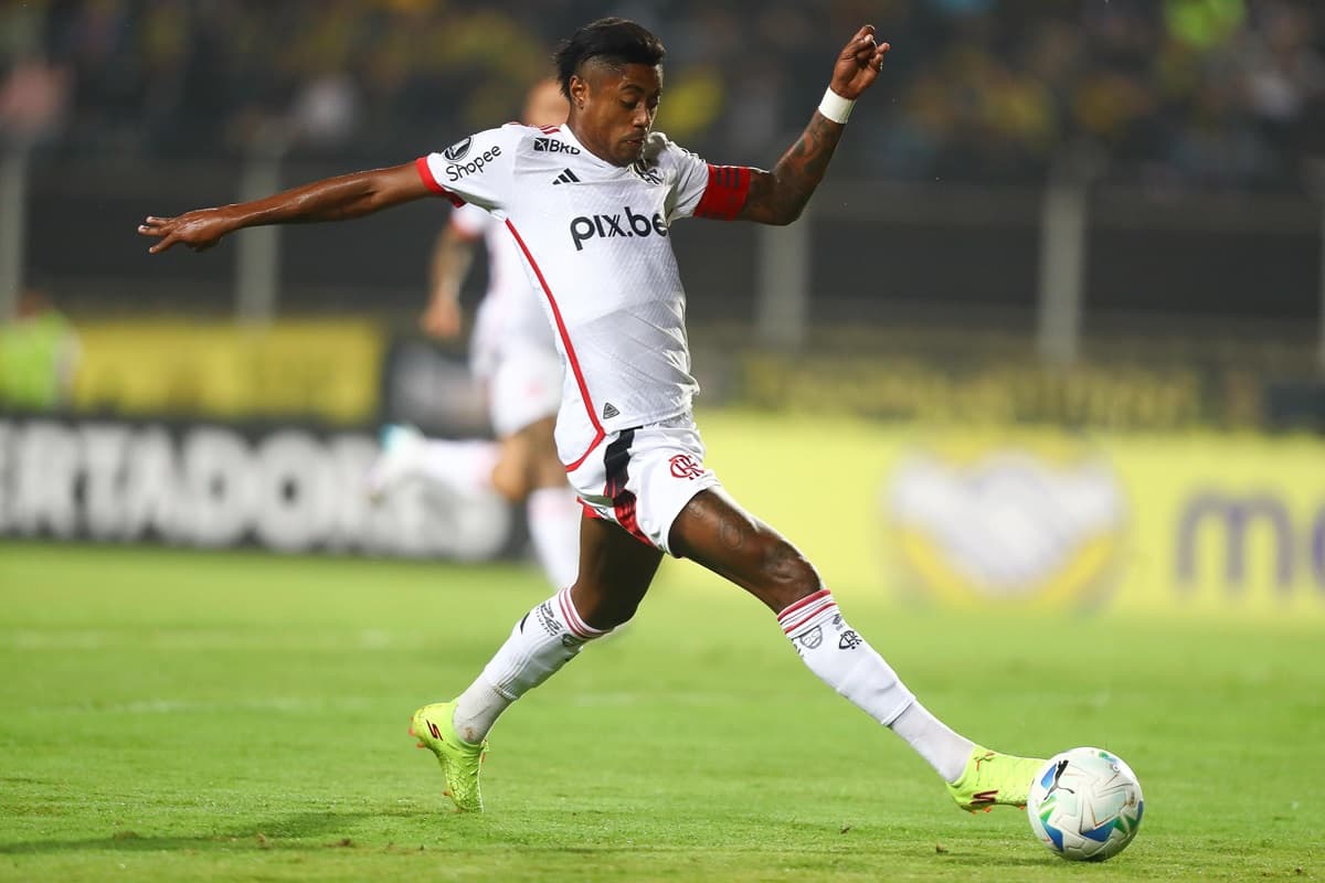 Bruno Henrique tenta jogada contra o Táchira