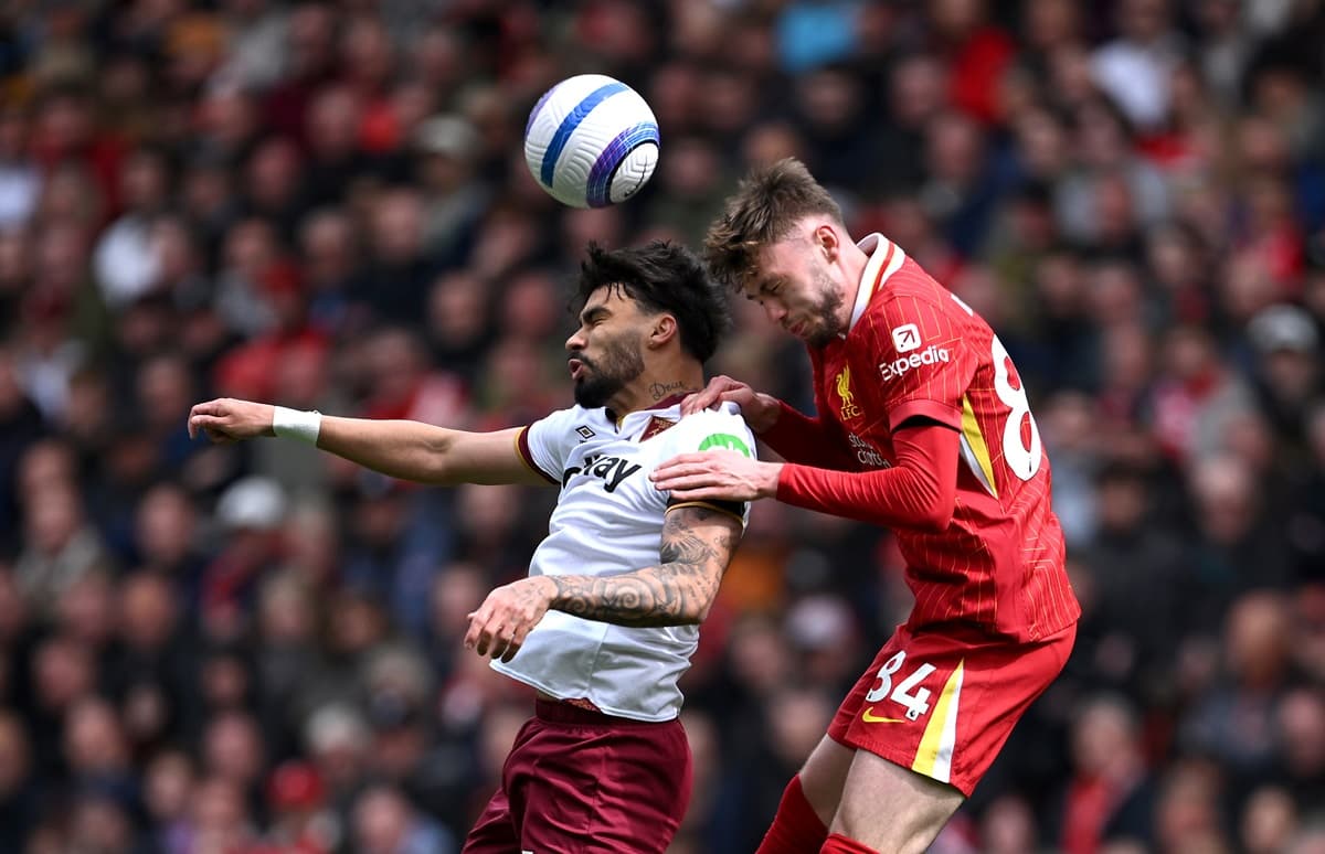 Paquetá disputa bola pelo alto contra o Liverpool