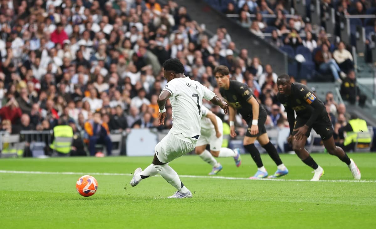 Vini Jr bate pênalti contra o Valencia