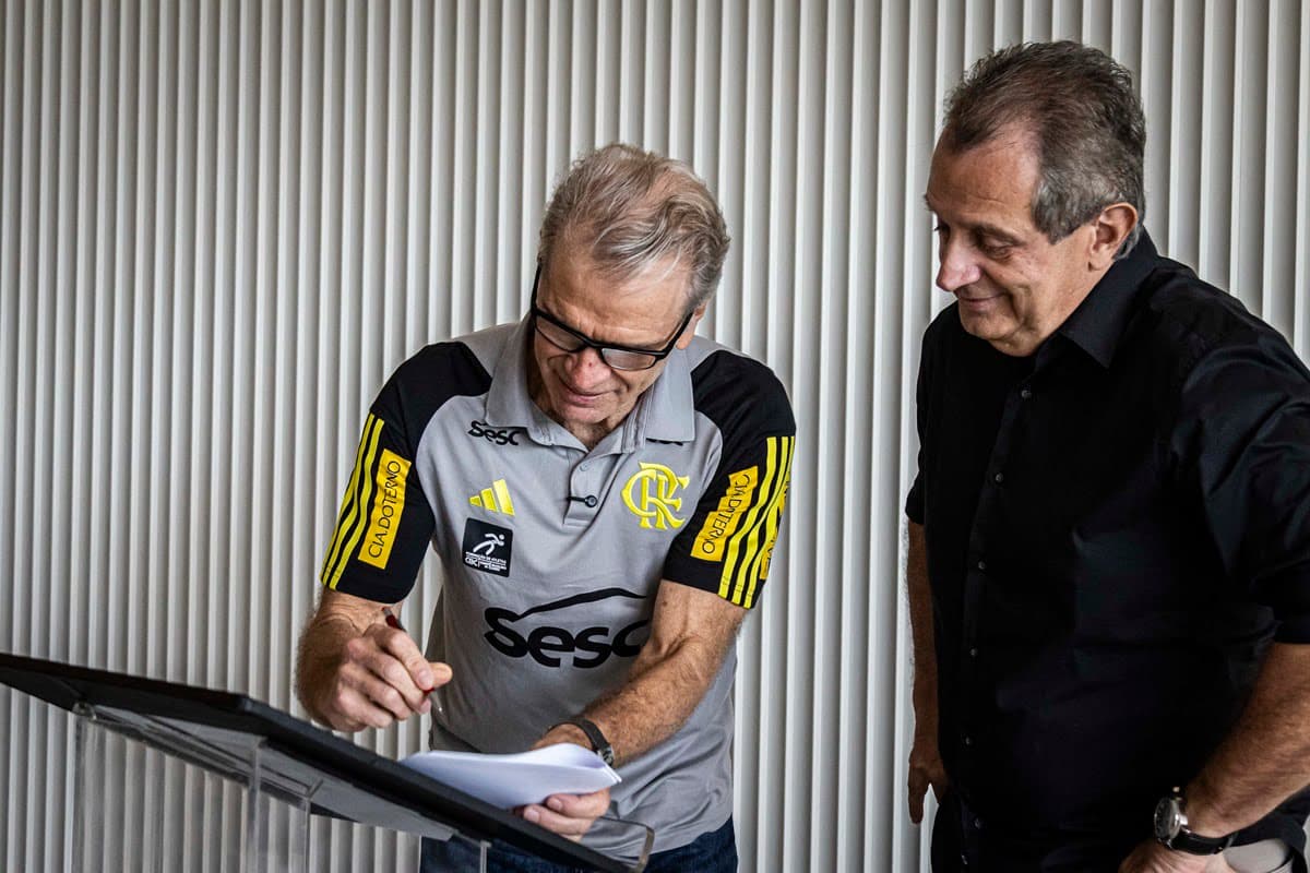 Bernardinho assina contrato ao lado do presidente Bap