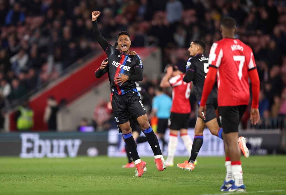 Matheus França comemora gol marcado na Premier League