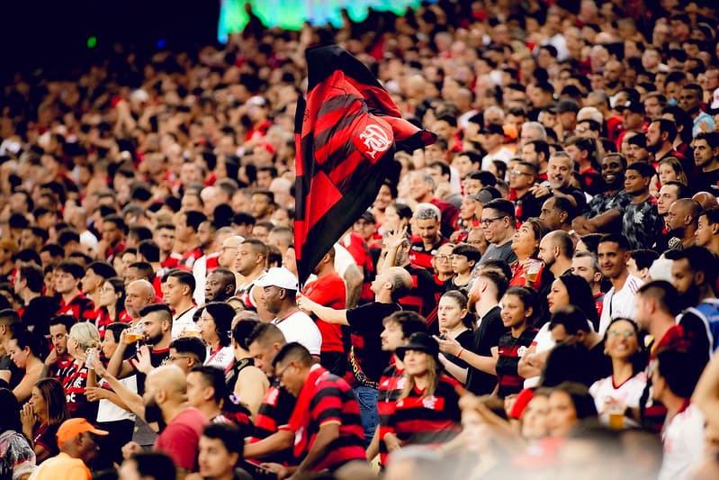 Torcida do Flamengo festejando antes do jogo contra o Central Córdoba no Maracanã, pela segunda rodada da fase de grupos da Libertadores 2025