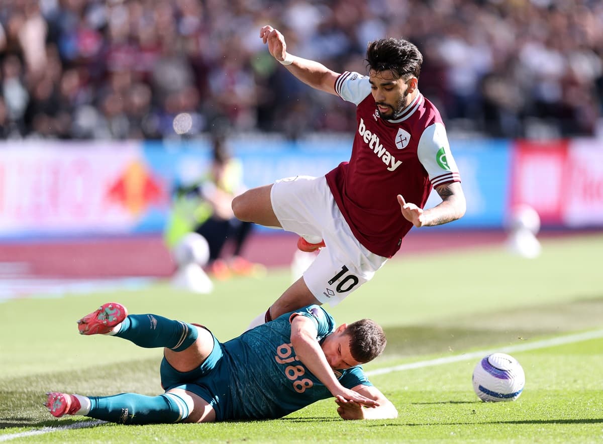 Lucas Paquetá sofre queda após carrinho de jogador do Bournemouth