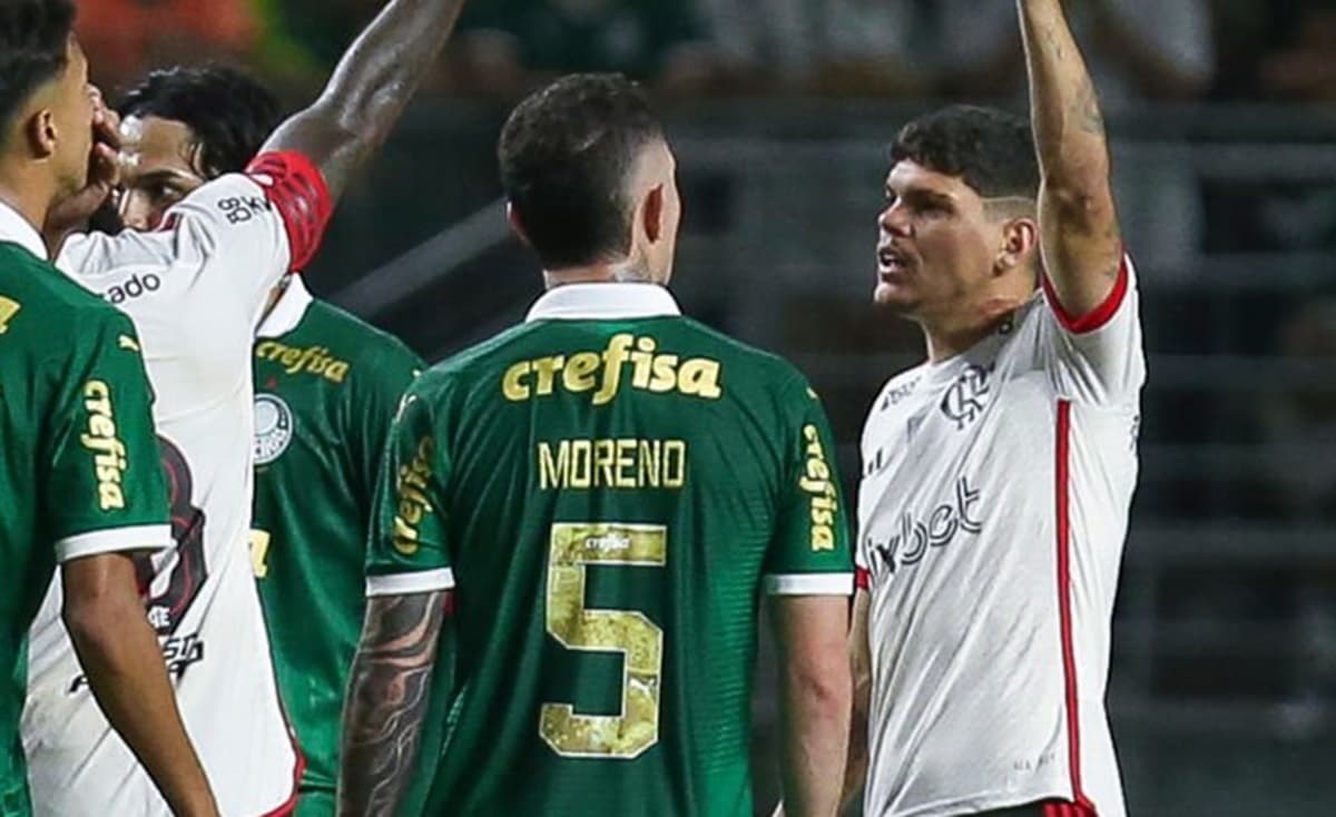 ayrton lucas em jogo do flamengo contra o palmeiras