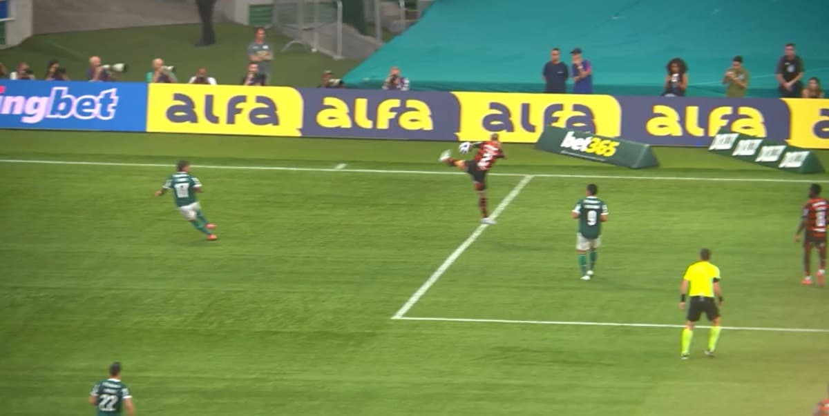 Momento em que Varela salta e vê bola tocar no braço