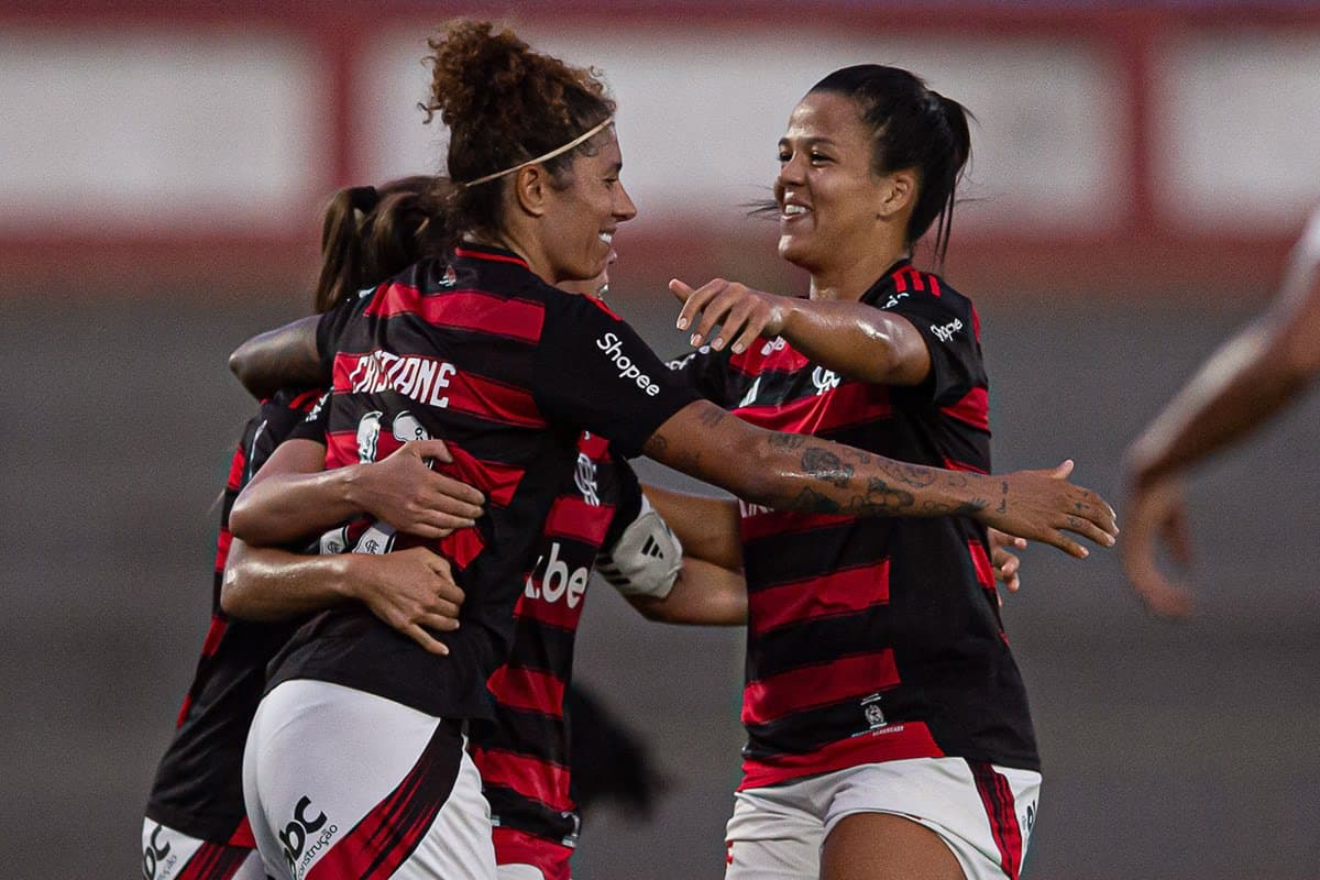 Jogadoras do Flamengo comemoram gol no Campeonato Brasileiro