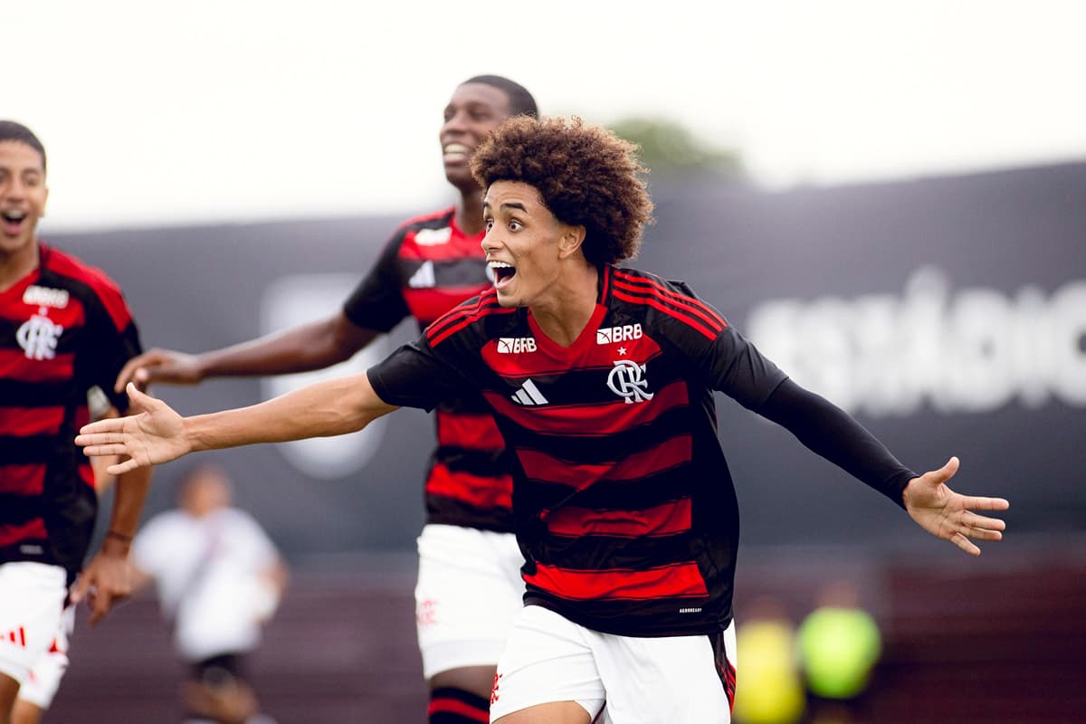 Ryan Roberto celebra junto aos companheiros gol do Flamengo Sub-17