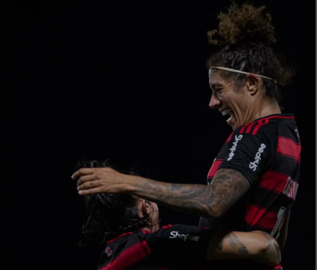 Cristiane e Fernanda comemoram gol do Flamengo sobre o Fluminense
