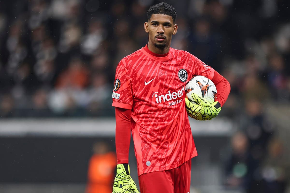 Kauã Santos segura a bola durante jogo do Frankfurt contra o Tottenham