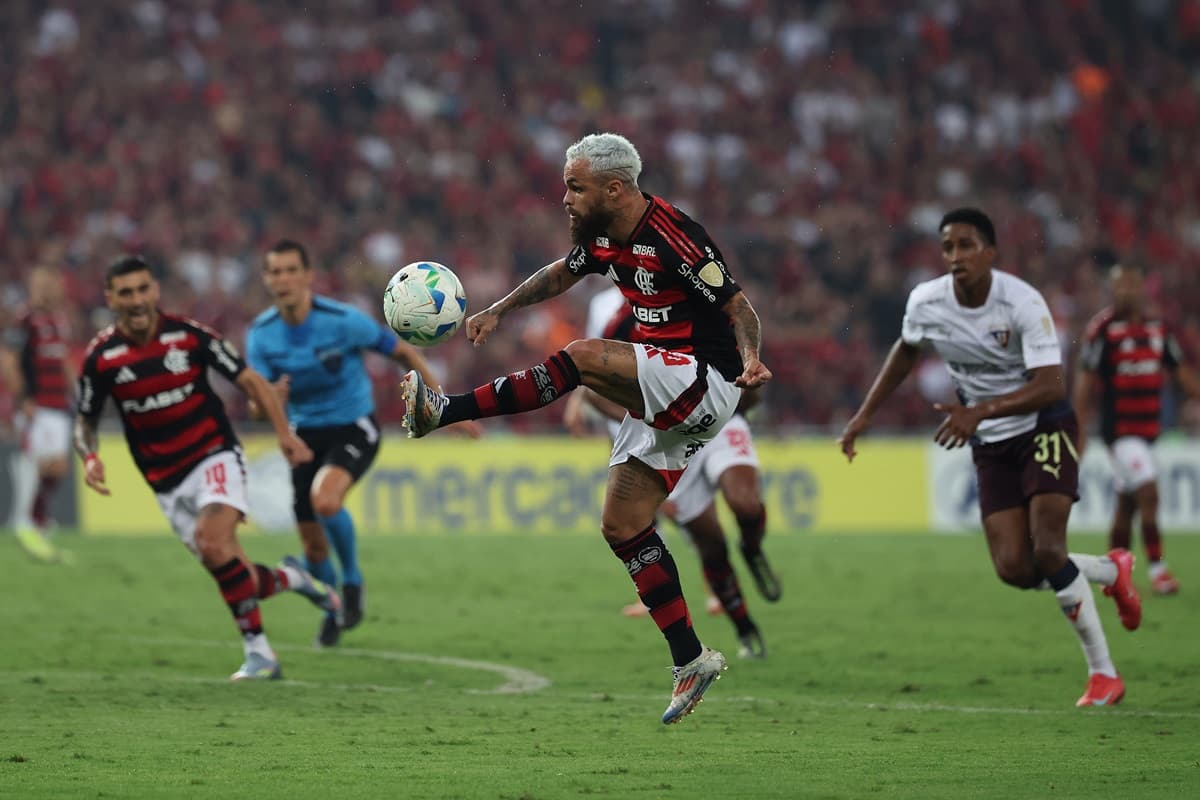 Michal domina bola e tenta jogada contra a LDU