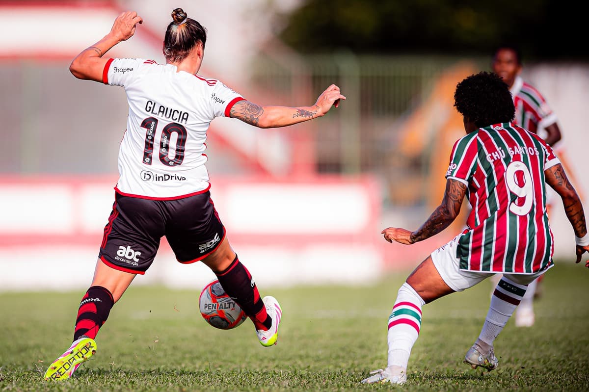 Glaucia, do Flamengo, dribla Chú Santos, do Fluminense, na Copa Rio Feminina 2025