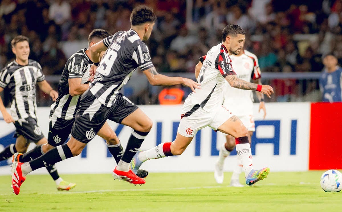 Arrascaeta tenta se livrar de marcadores em jogo na Argentina