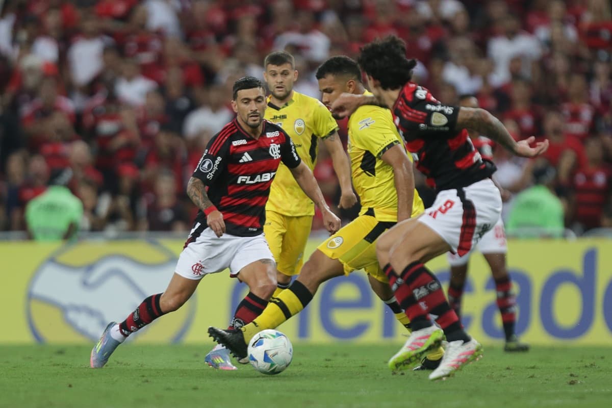 Jogadores do Flamengo disputam jogada em partida contra o Deportivo Táchira