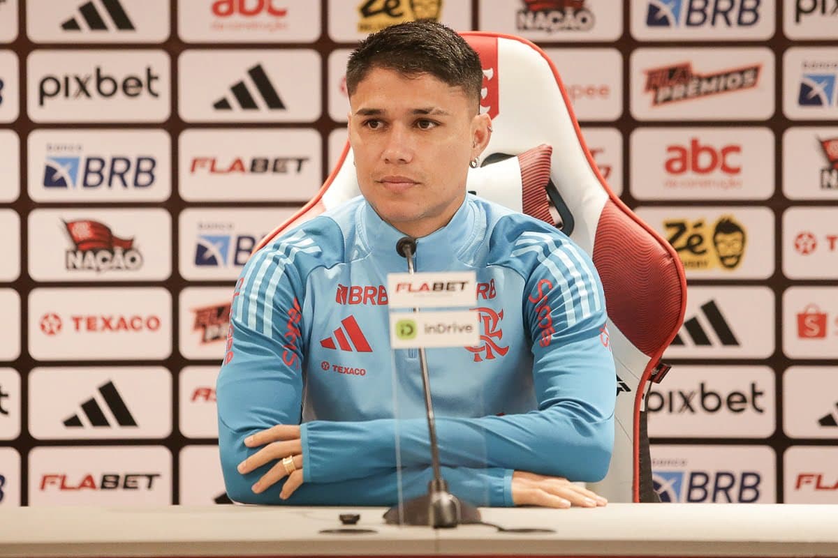 Luiz Araújo concede entrevista coletiva no Ninho do Urubu