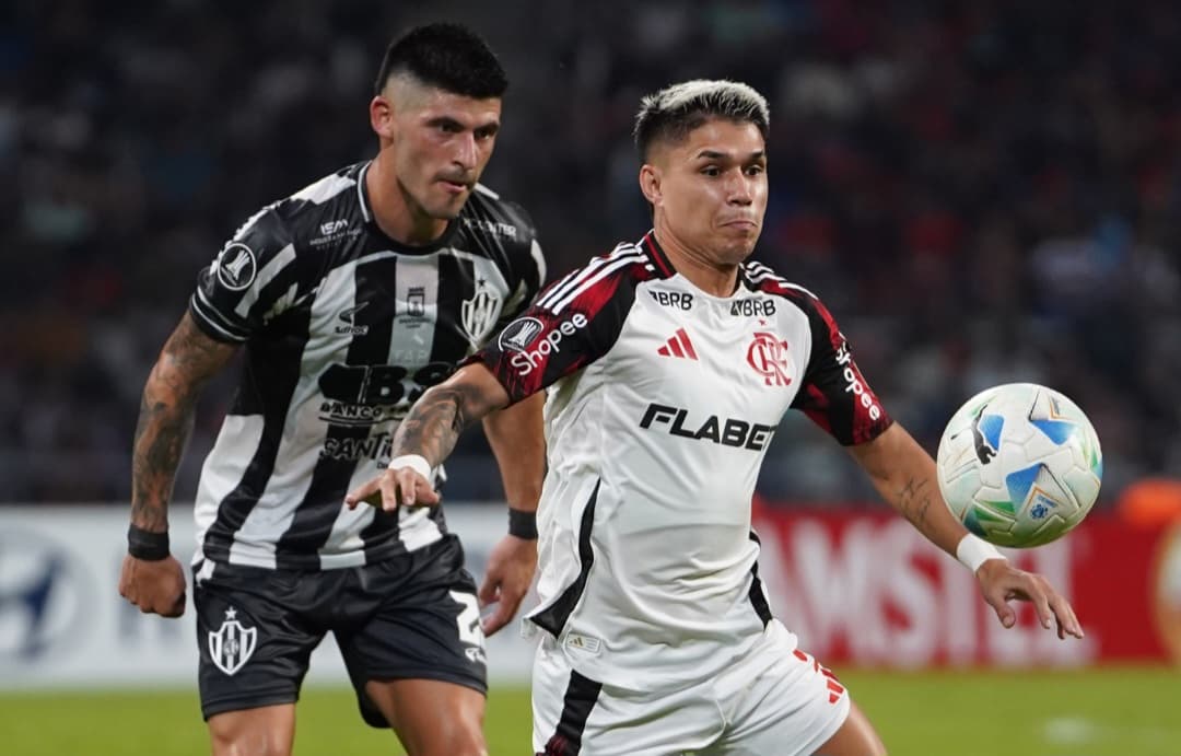 Luiz Araújo divide bola em Central Córdoba x Flame