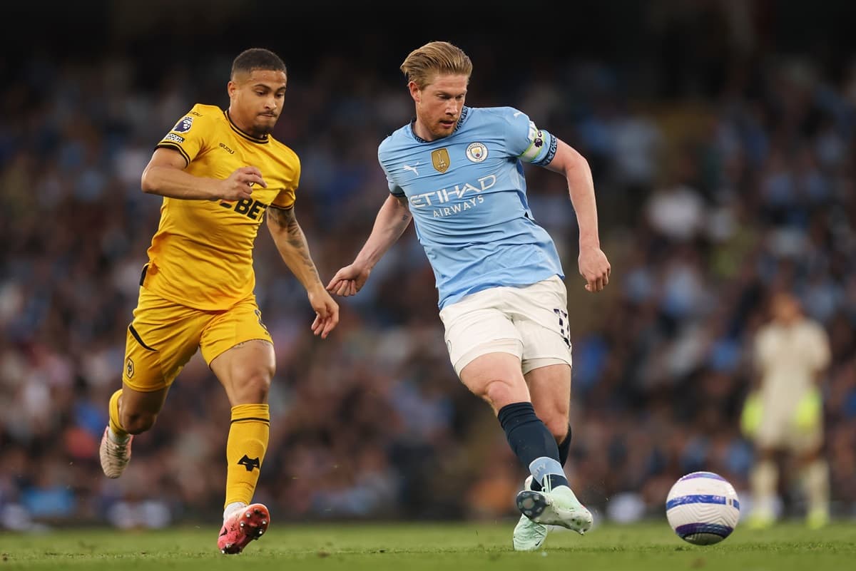 João Gomes tenta marcar De Bruyne em jogo contra o City