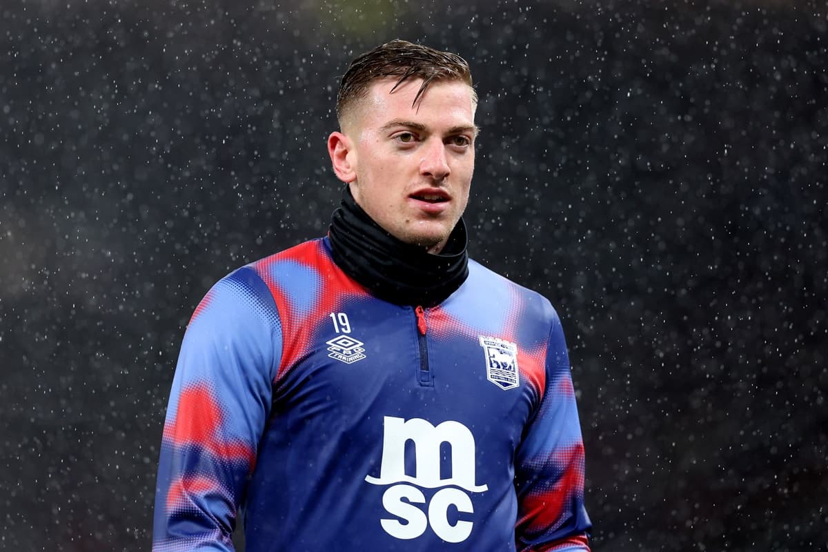 Liam Delap aquece em jogo do Ipswich Town na Premier League