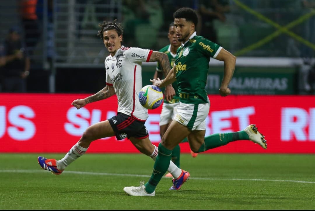 Pedro disputa bola com Murilo em Palmeiras x Flamengo