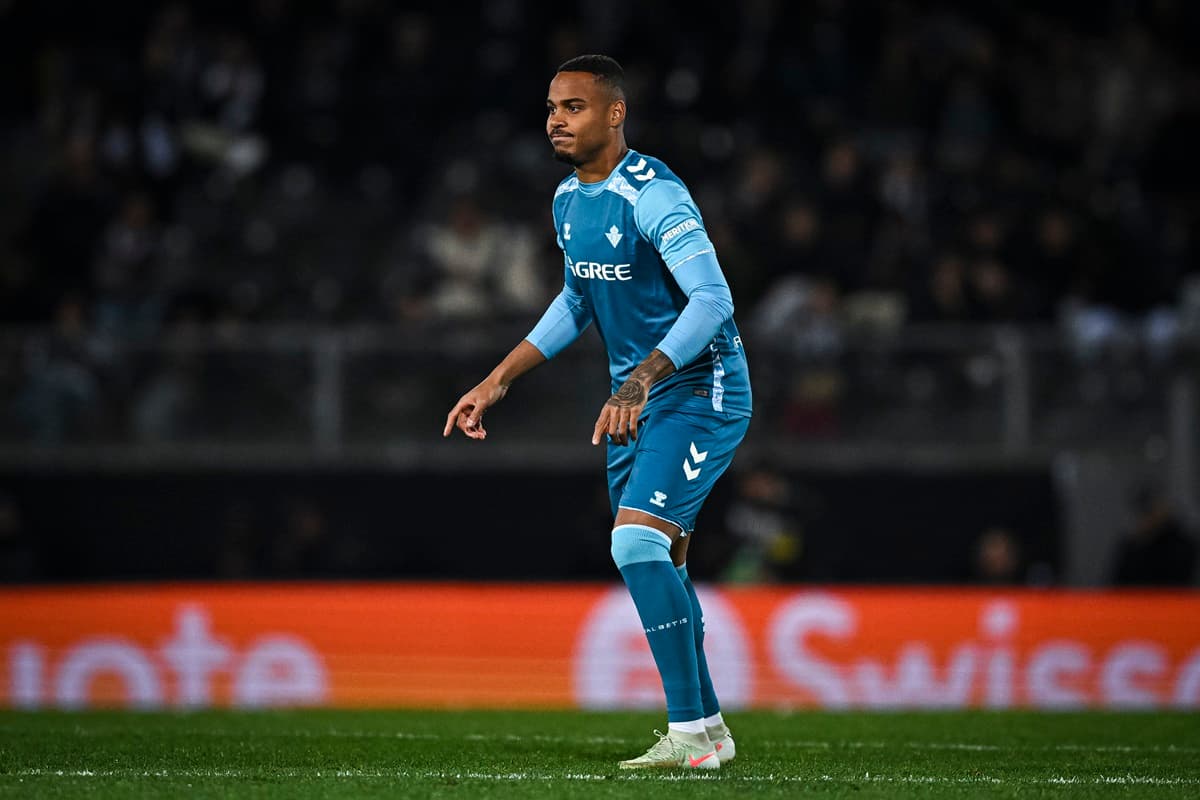 Natan em ação durante jogo do Betis