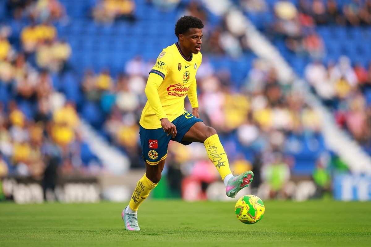 Dilrosun tenta jogada em partida do América-MEX contra o Mazatlán