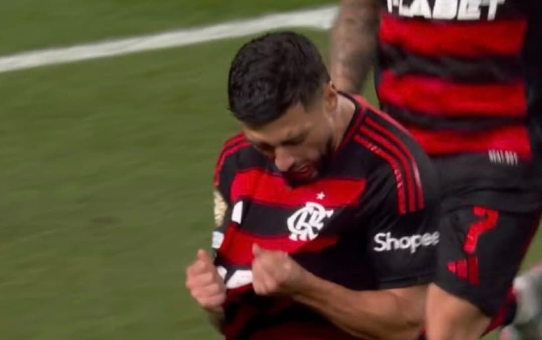Arrascaeta comemora gol na Copa do Mundo pelo Flamengo