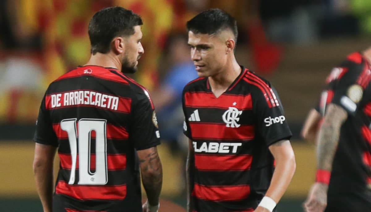 arrascaeta e luiz araújo em jogo do flamengo na copa do mundo de clubes
