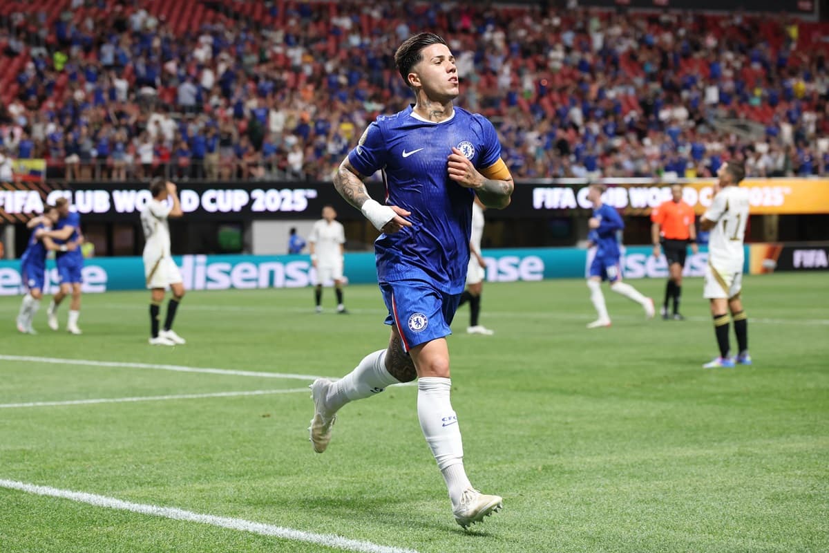 Enzo Fernández comemora gol da virada do Chelsea sobre o LAFC