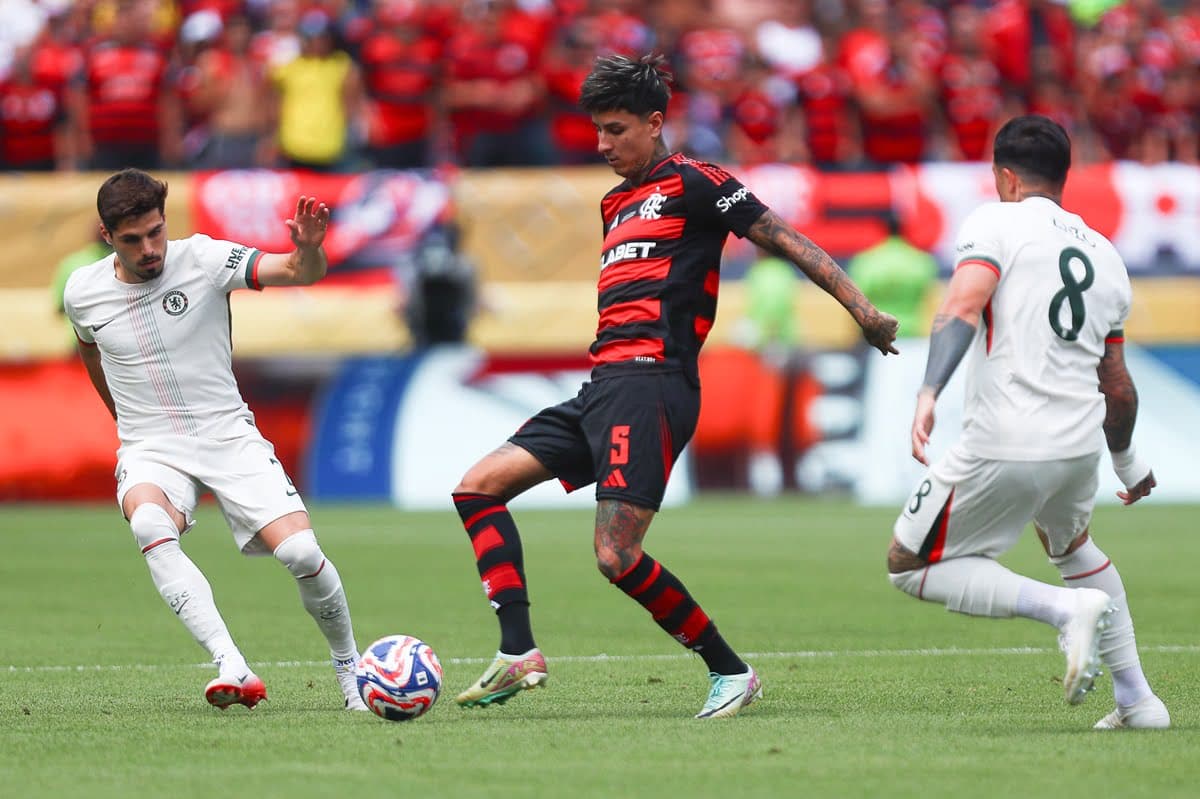 Erick Pulgar tenta jogada em meio aos jogadores do Chelsea