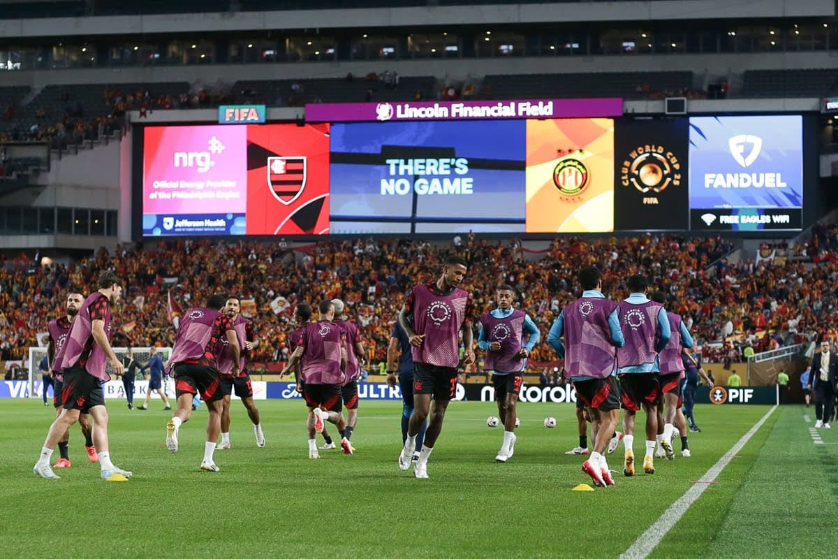 Equipe do Flamengo aquece antes de jogo contra o Espérance