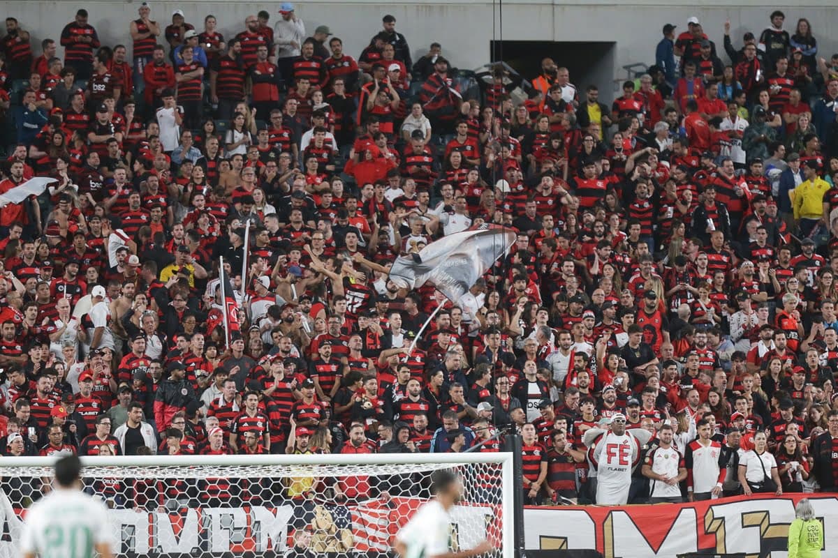 Torcida do Flamengo apoia o time em estreia na Copa do Mundo, contra o Espérance