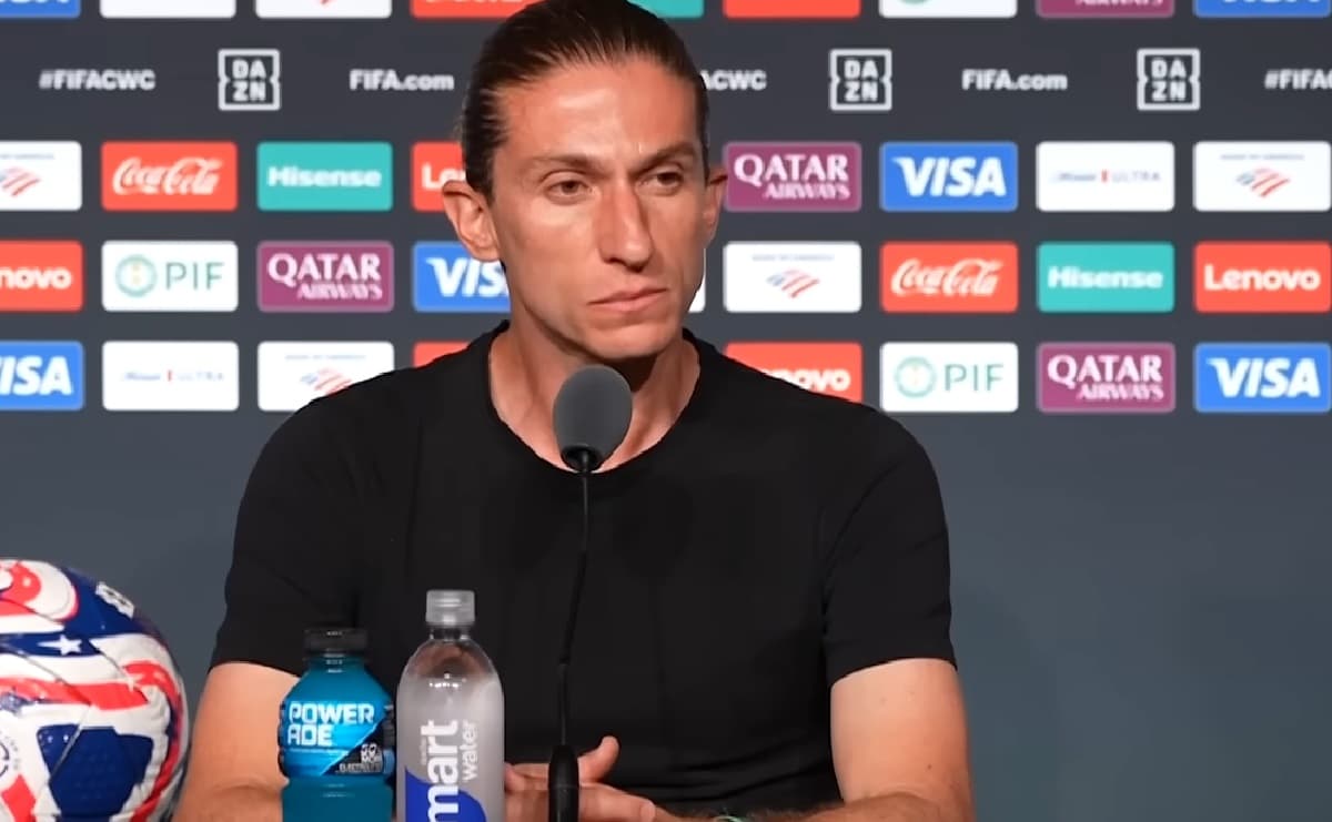 Filipe Luís ouve pergunta de jornalista em coletiva nos EUA