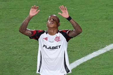 Wallace Yan comemora gol que selou empate do Flamengo contra o LAFC