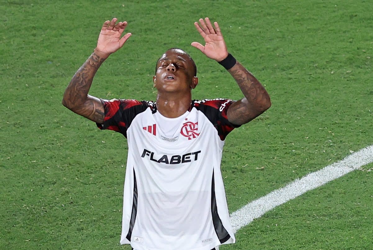 Wallace Yan comemora gol que selou empate do Flamengo contra o LAFC