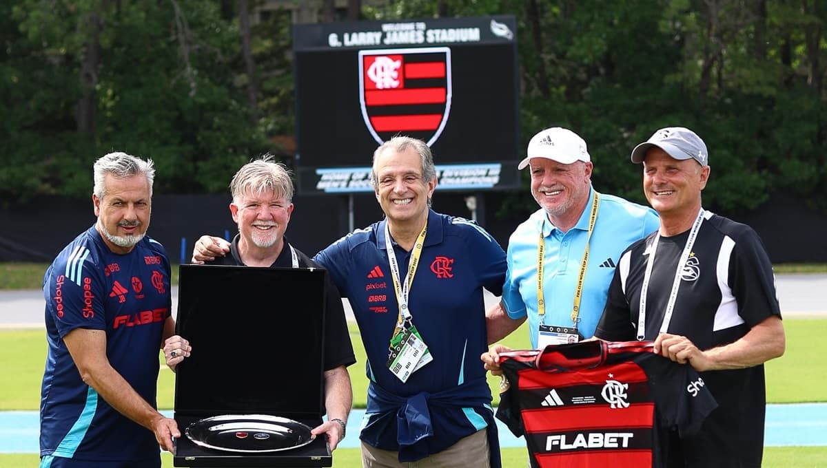 Bap e José Boto posam com representantes da Stockton University em homenagem