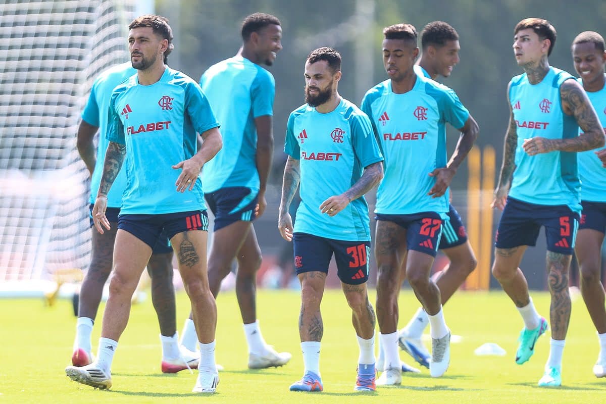 Elenco do Flamengo treina na véspera do jogo contra o LAFC