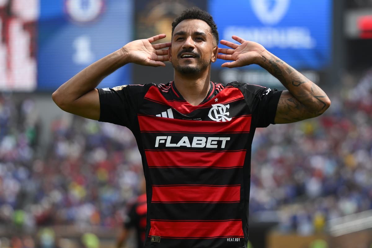 Danilo comemora com a torcida do Flamengo em vitória sobre o Chelsea