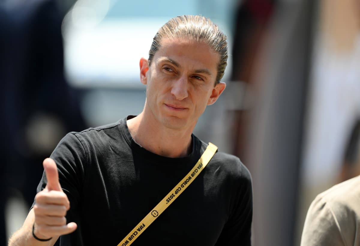 Filipe Luís acena para o público em chegada a estádio nos EUA