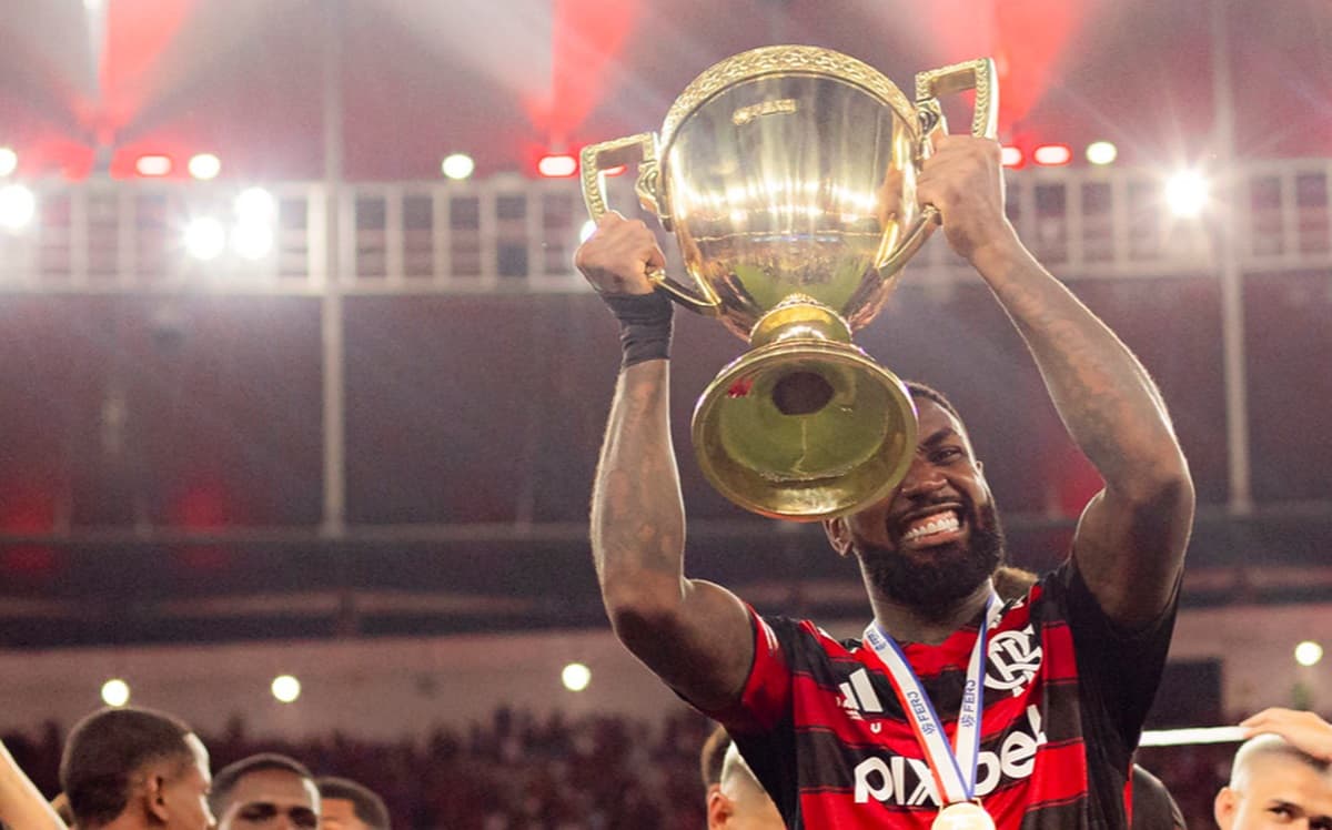 gerson levante troféu do flamengo no último carioca