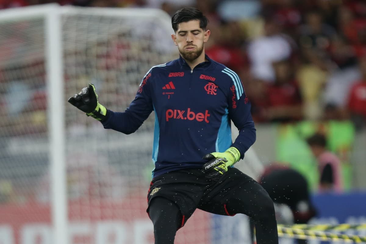 Rossi pratica aquecimento antes de jogo do Flamengo na Libertadores