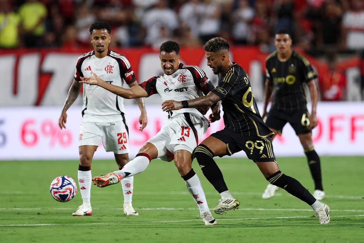 Danilo divide jogada com atleta do LAFC em Miami