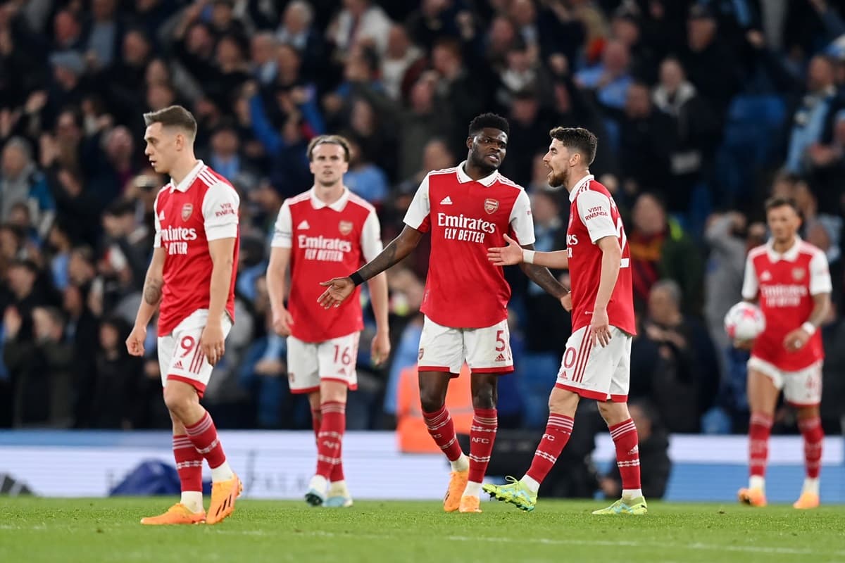 Jorginho conversa com Partey durante jogo do Arsenal