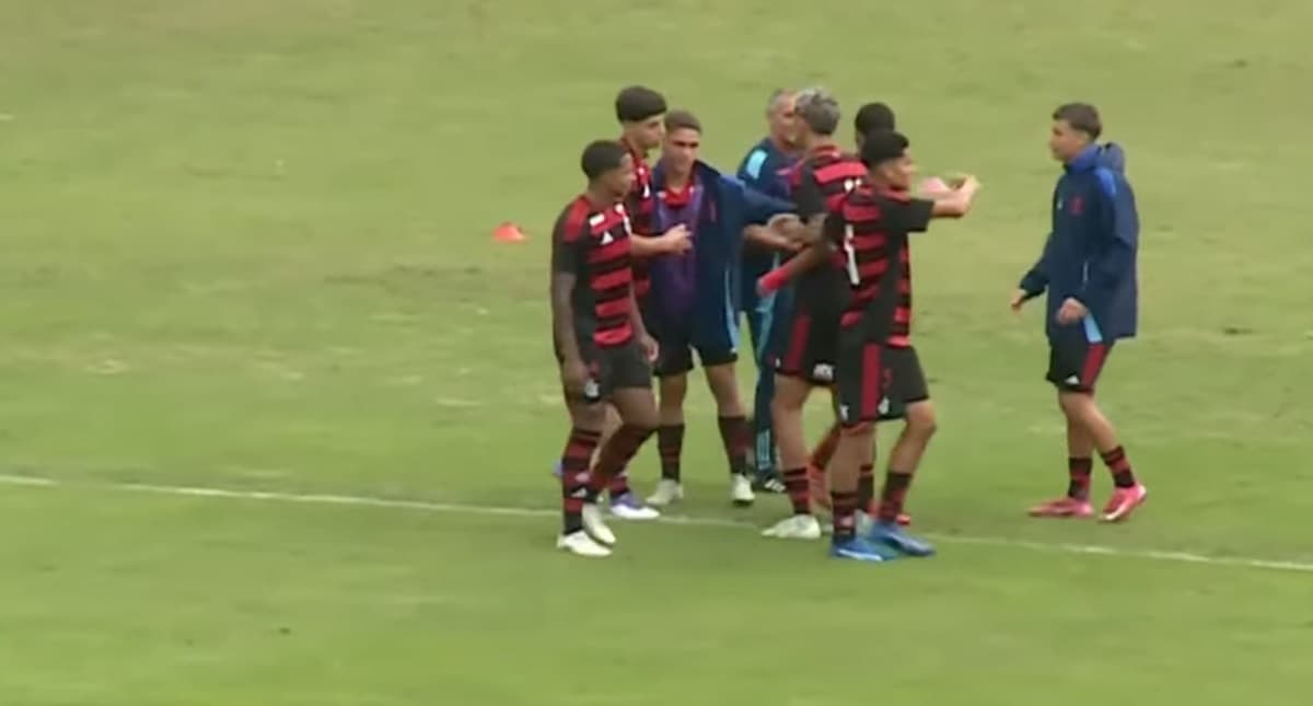 Jogadores do Flamengo celebram gol sobre o São Cristóvão na OPG