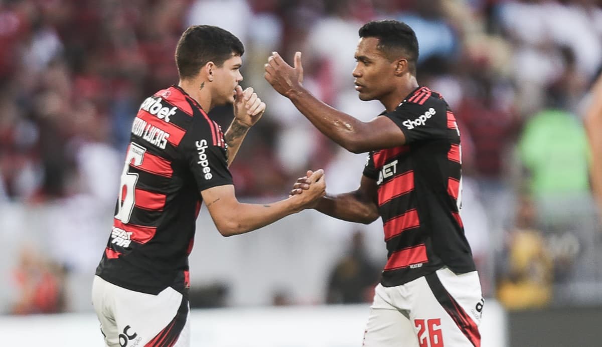 ayrton lucas e alex sandro em jogo do flamengo no maracanã